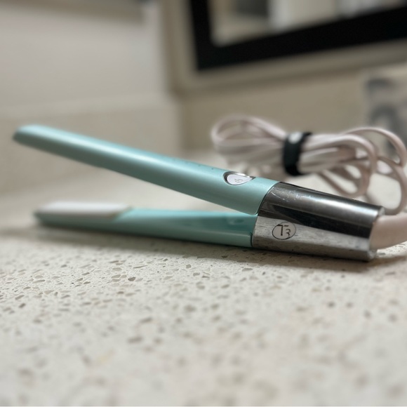 T3 Singlepass Luxe Styling Iron - 1” Signature T3 Tourmaline® + Ceramic - Picture 2 of 11